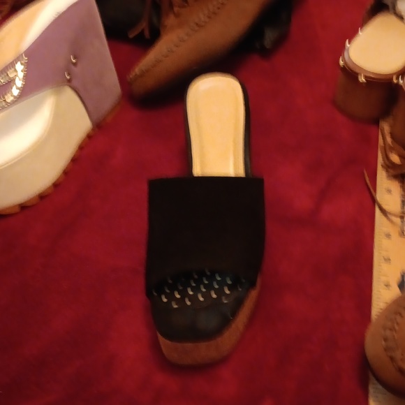 Shoe - Picture 2 of 4